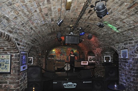 Klub Cavern v Liverpoolu: byl obnoven v pvodn podob vedle originlnho klubu, kde se Beatles proslavili zatkem 60. let. 