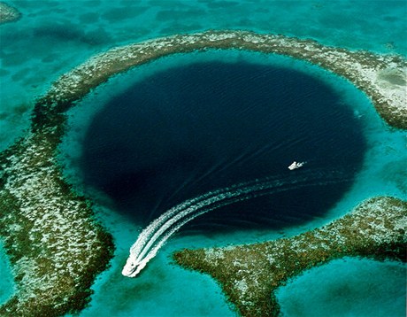 Velká modrá jámu (Great Blue Hole) je souástí Bariéry Belize. 