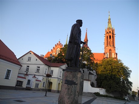 Msto je tém na úplné rovin. Marálek Pilsudski stojí na námstí.