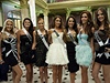Nkolik kandidátek na Miss Universe v Sao Paulu na pedstavení Mama Mia, vlevo eka Jitka Nováková.