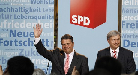 Straniní vdci SPD Sigmar Gabriel a Klaus Wowereit pi nedlních regionálních volbách.