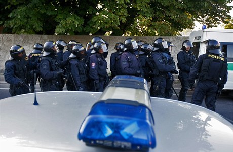 Policisté zasahující na luknovsku