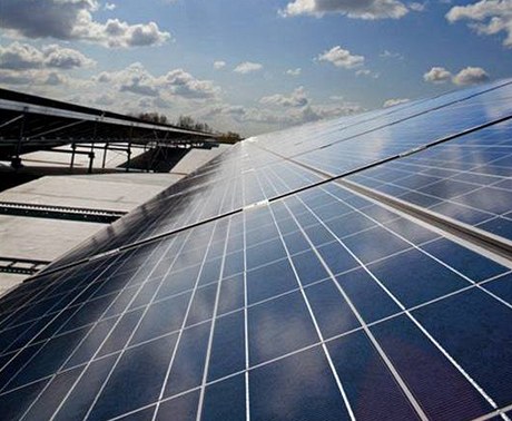 Výroba elektrické energie ze sluneního záení za pomoci solárních panel byla donedávna vnímána jako ekologická, ale komplikovaná a pomrn nevýhodná cesta.