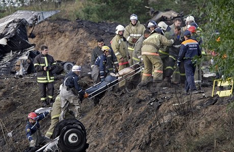 Záchranái vytahují z trosek letadla jednu z obtí netstí poblí Jaroslavle