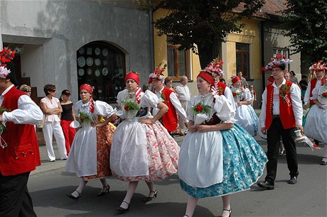 Stárci a stárky pi prvodu o lapanických slavnostech. lapanice jsou msto na Morav, pod které Bedichovice spadají.