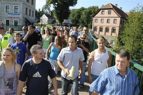 Ve Varnsdorfu se selo 2. záí odpoledne asi 300 lidí na demonstraci proti nepizpsobivým obyvatelm. 