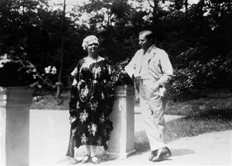 Hedvika Tusarová s manelem na letním byt v Beanech, 1920