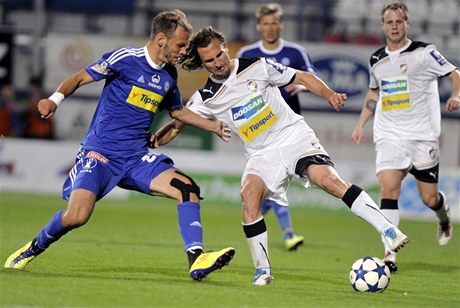 Olomouc - Plze (Vlevo Jakub Petr z Olomouce v souboji s Petrem Jirákem z Plzn).