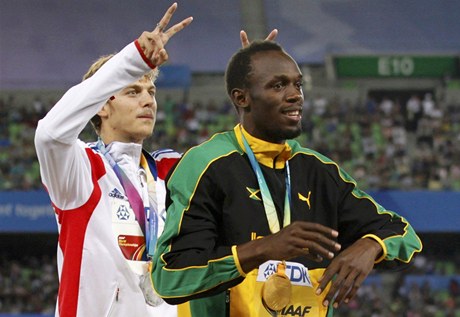 Usain Bolt se zlatou medailí a Lemaitre.