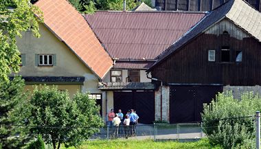 V obci irok Dl na Svitavsku byla 2. z nalezena tla ty mrtvch dt. Policie okol msta uzavela. 