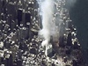 Den poté. Na snímku z 12. záí 2001 stoupá dým z trosek Svtového obchodního centra.