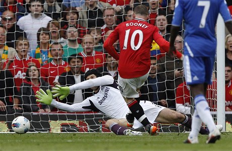 eský branká Cheslea Petr ech inkasuje od Waynea Rooneyho z Manchesteru United