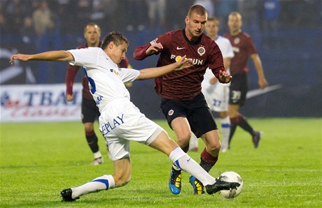 Baník Ostrava - Sparta, Jan Zawada z Baníku (vlevo) v souboji s Martinem Juharem ze Sparty.