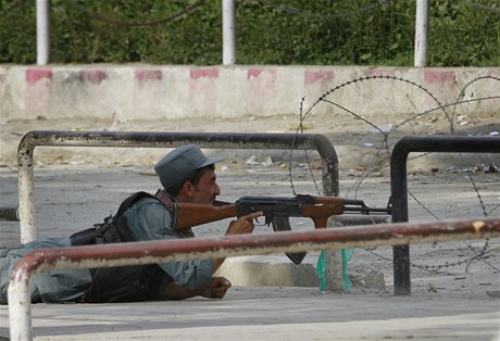 Taliban zaútoil na Kábul. Afghánský policista zaujímá pozici.