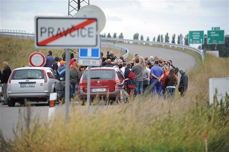  Most, který SD postavilo za 30 milion korun, je stále uzaven, protoe za nj nikdo nechce pevzít zodpovdnost. 