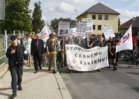 Extremisté ve Varnsdorfu vybavení transparenty