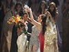 Leila Lopesová zvítzila, korunku ji pedává loská vítzka Miss Universe Ximena Navarreteová 