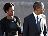 Manelé Obamovi a Bushovi picházejí na vzpomínkový ceremoniál.