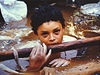 Frank Fournier: Omayra Snchez, Armero, Kolumbie, 1985. Fototografie zachycuje dvku uvznnou v sutinch po vbuchu sopky. Zchrani se j pokoueli vyprostit dva dny a ti noci, ale potebn technika nedorazila vas. Omayra zemela na zstavu srdce.