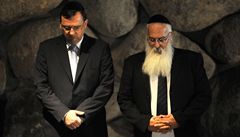 eský premiér Petr Neas (vlevo). Vpravo je editel památníku Nathan Eitan. 