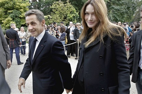 Prezident Nicolas Sarkozy se svou thotnou enou Carlou Bruniovou Sarkozyovou.