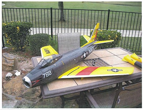 Model stíhaky Navy F-86 Sabre.