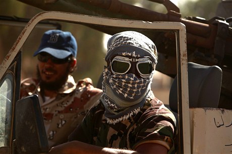Libyjtí rebelové na hlídce nedaleko Syrty