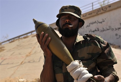 Libyjský rebel na snímku z loského záí