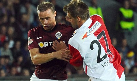 Fotbalové derby praské Slavie se Spartou, na snímku Tomá Zápotoný (vlevo) a Zbynk Pospch
