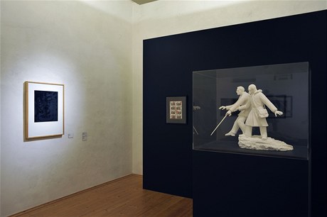 Umní místo suvenýr. V perestrojkovém Rusku Riese získal sochu a kresbu Griy Bruskina (vpravo), v Americe si koupil Warhola. 