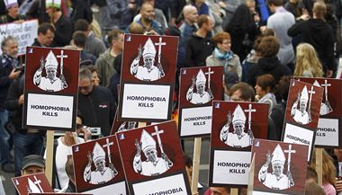 Proti papeovi v Berln demonstruj i homosexulov nebo obti sexulnho nsil