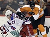 Útoník Philadelphie Flyers Wayne Simmonds (vpravo) v zápase s New York Rangers