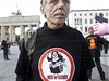 Demonstrant protestující proti píletu papee s heslem na triku 