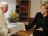 Benedikt XVI. hovoí s kanclékou Angelou Merkelovou.