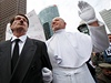 Protestující umlec Wolfram P. Kastner (vpravo) se snaí poukázat na spojení Vatikánu a Tetí íe