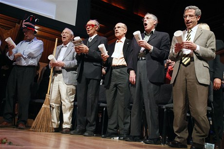 Laureáti ertovných Nobelovek si pi slavnostní ceremonii zazpívali