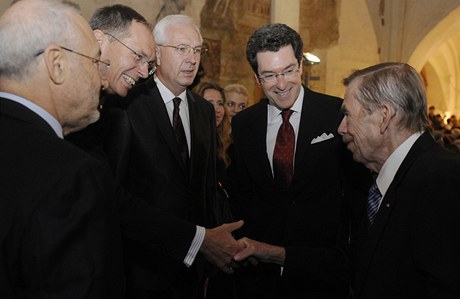 Bývalý prezident Václav Havel (vprevo) se zdraví (zleva) s nositelem Nobelovy ceny za ekonomii Josephem Stiglitzem, pedsedou CERGE-EI Janem vejnarem, pedsedou Akademie vd R Jiím Drahoem a velvyslancem USA v R Normanem Eisenem 9. íjna v Praze pi 