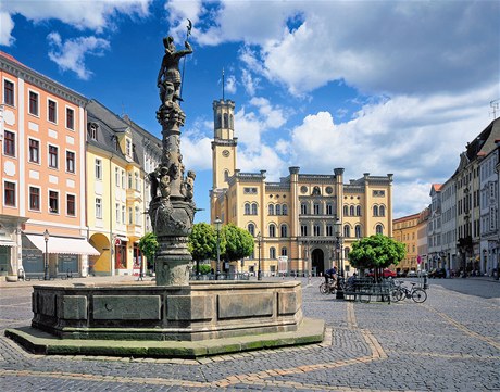 Za vidní stojí v itav pedevím historické jádro. Jeho centrem je námstí Mládee (Platz der Jugend) jeho vzhled dotváí sto edesát let stará radnice, Martova kana a pedevím mnoství výstavných a vzorn udrovaných barokních dom. 