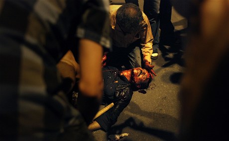 Nejmén 19 lidí zahynulo a na 150 bylo zranno pi násilnostech v ulicích Káhiry.