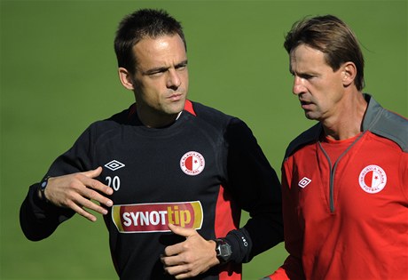Fotbalisté Slavie poprvé trénují pod kouem Frantikem Strakou (vpravo). Ten práv hovoí s kapitánem Lukáem Jarolímem