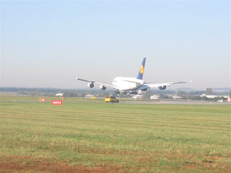 Obí Airbus A380 dosedá na dráhu letit Ruzyn. Poprvé na eskou pdu.