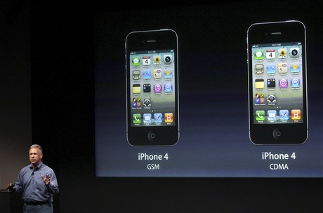 Nový iPhone, model 4S. Novinku od firmy Apple pedstavuje viceprezident Philip Schiller.