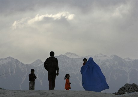 Afghánská rodina na snímku z roku 2007 odchází z Kábulu.