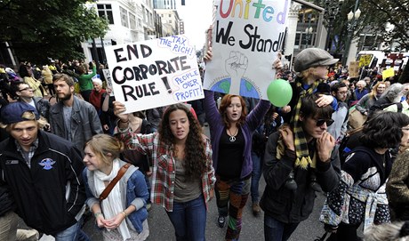 Demonstrace proti Wall Street se rozíily v politické protesty.