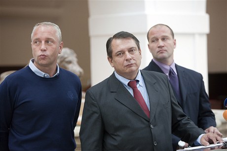 Jií Paroubek, Petr Benda (vlevo) a Jií légr ohlásili konec v SSD.