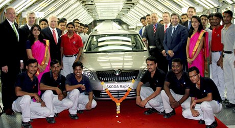 eská automobilka koda Auto zahájila v indickém závod v Pune sériovou výrobu nové kompaktní limuzíny Rapid.