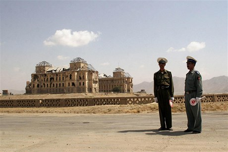 Píslunící afghánské policie stojí kousek od znieného Královského paláce v Kábulu.