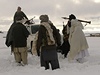 Na snímku z roku 2009 jsou zachyceni bojovníci Talibanu na blíe neupesnném...