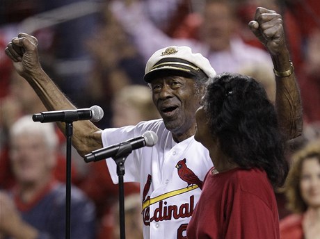 Chuck Berry zazpíval hymnu na zaátku baseballového utkání mezi kluby Milwaukee Brewers a  St. Louis Cardinals 