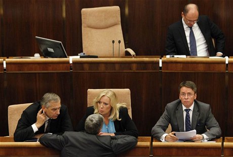 Premiérka Iveta Radiová diskutuje o eurovalu se éfem koaliní strany MOST-HÍD Bélou Bugárem, 